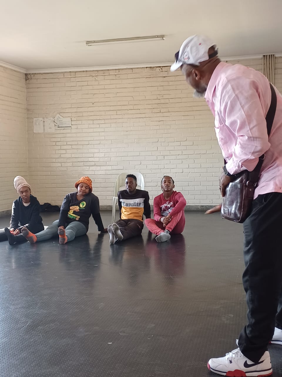 Sello Maake kaNcube directing young performers in a workshop
